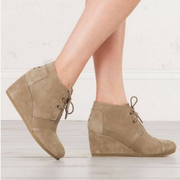 TOMS Sz 9 Suede Desert Wedge Booties in Taupe Leather Classic 2 Eyed Laces VGC - Picture 1 of 11